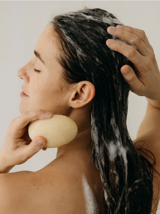 mousse shampoing solide pour cheveux secs ou bouclés