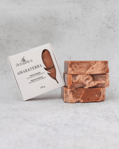 Huiles essentielles de palmarosa et d’eucalyptus dans le savon artisanal Amaraterra