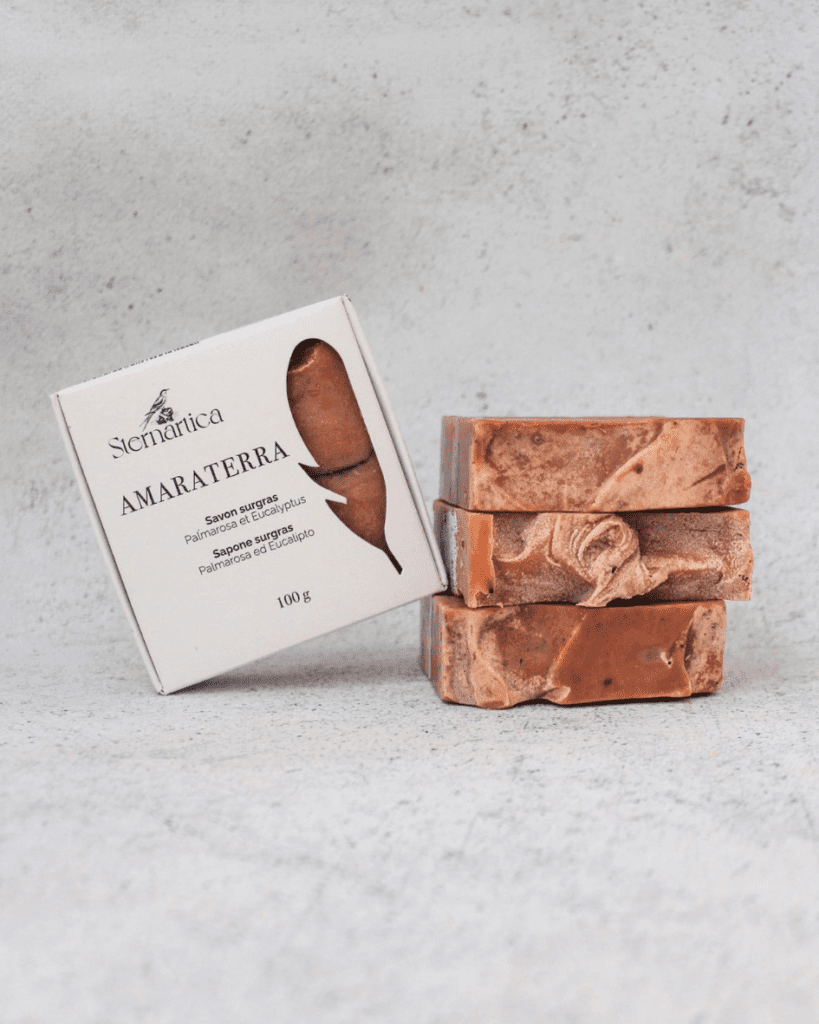 Huiles essentielles de palmarosa et d’eucalyptus dans le savon artisanal Amaraterra